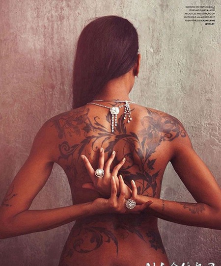 性感美女全裸展示背部潮流纹身图案
