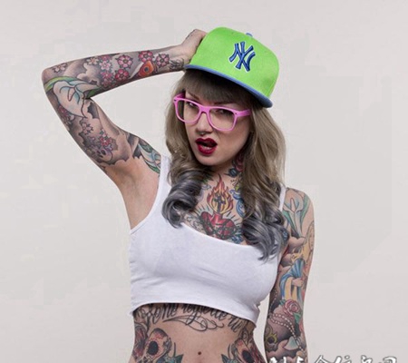欧美潮流女生个性彩色纹身图案