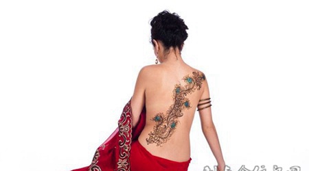 性感美女背部孔雀羽毛彩色纹身图案