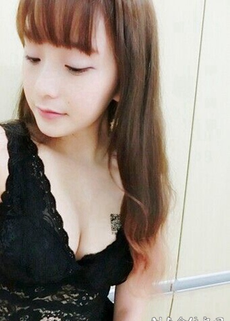 粉嫩美眉胸部小巧的二维码刺青图片