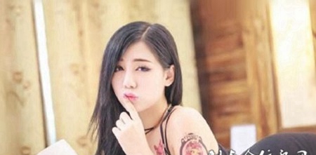 性感纹身女郎的诱惑