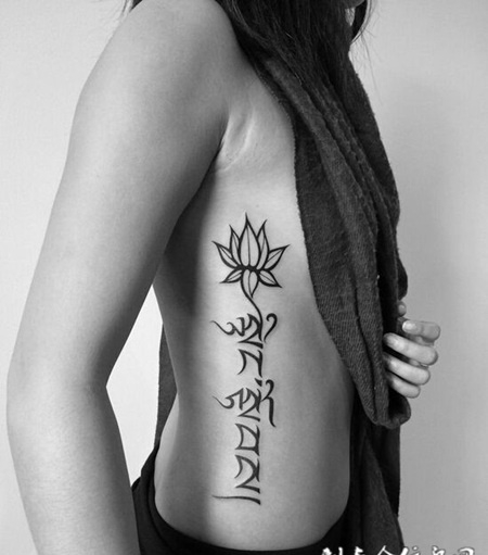 美女梵文纹身图案