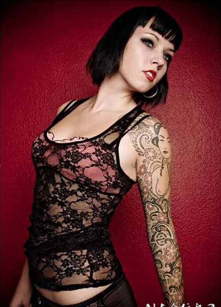 美女大秀性感纹身