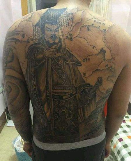背部霸气的曹操纹身图案