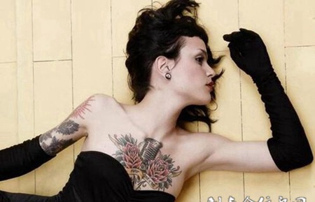 走在时尚前端的纹身美女