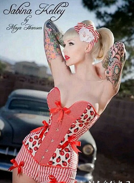 美女纹身彰显个性美