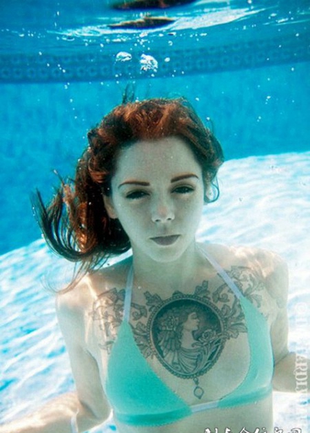 纹身美女的时尚个性纹身