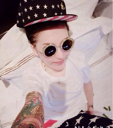 性感美眉妖媚个性纹身