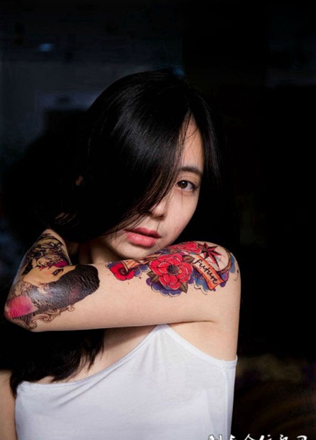 美女纹身的彩绘花臂图案