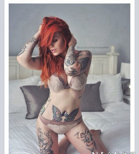 清新家居中的美女纹身