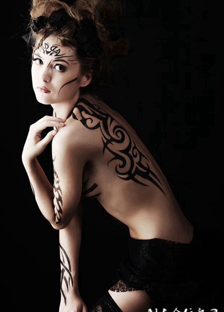 半裸美女后背图腾性感纹身