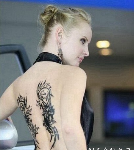 模特MM性感背部纹身