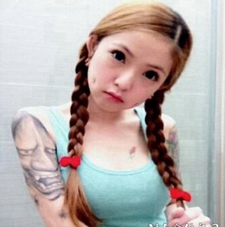 呆萌可爱美女个性纹身