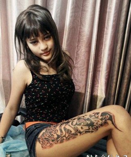 忧郁少女图腾腿部纹身
