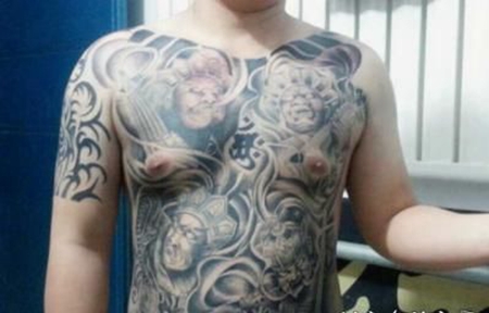 胸部四大天王纹身图片