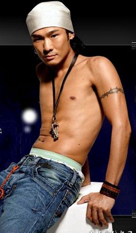 型男手臂黑色藤蔓纹身图案