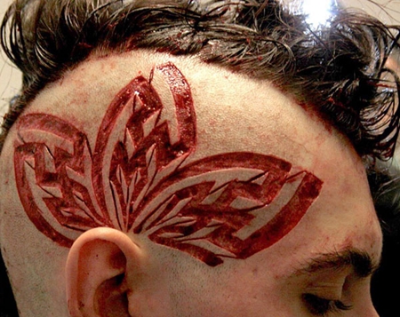 纹身男头部另类恐怖割肉图案