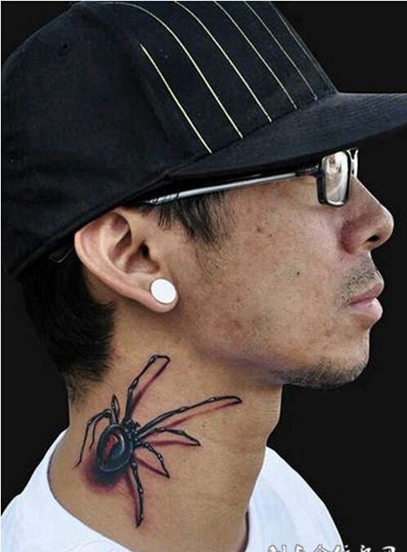 帅哥颈部3D蜘蛛个性纹身图案
