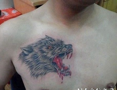 男人胸前霸气滴血狼头纹身图案