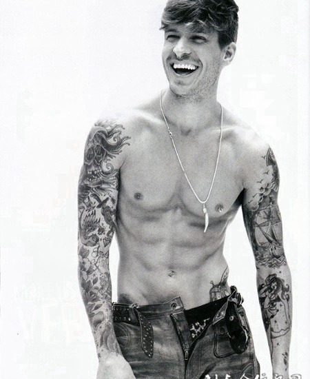 欧美帅哥半裸展示另类纹身图案