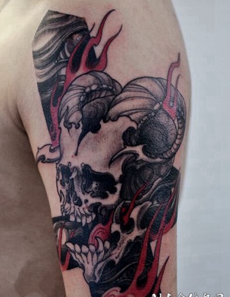 男性手臂另类羊骷髅纹身图案