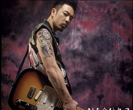 吉他手帅哥大秀手臂另类纹身