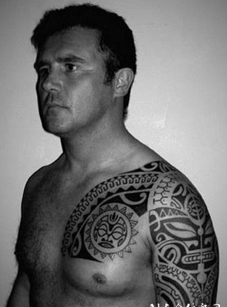 外国帅哥半甲图腾刺青欣赏