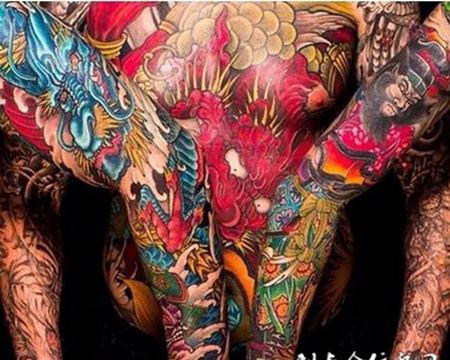 帅气的男生手臂纹身