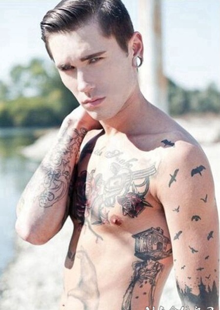 帅气纹身男时尚刺青