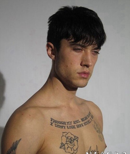 帅气男模个性刺青