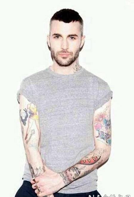 欧美阳光帅气哥生的花臂纹身