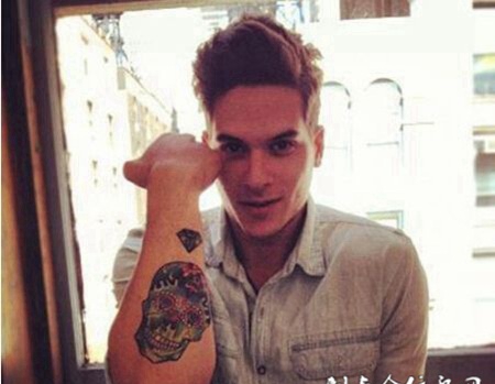 时尚帅哥潮流纹身