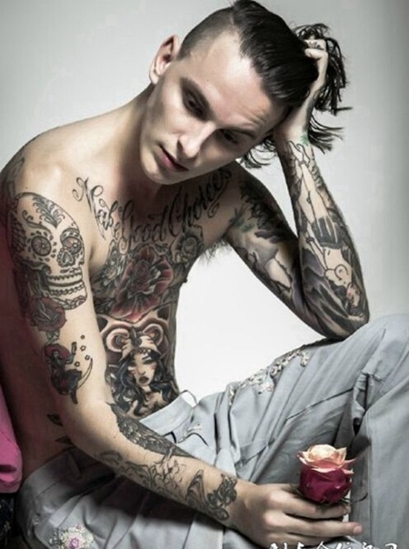 时尚帅气男模个性纹身