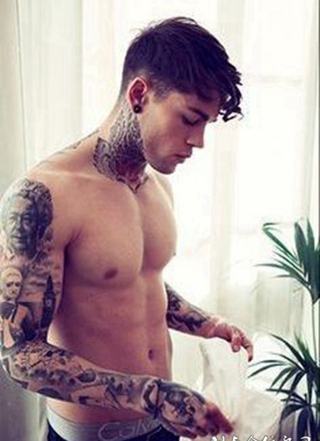 欧美帅气男模个性纹身图案