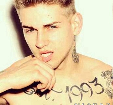 欧美型男个性纹身