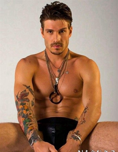 珀尔利亚型男帅哥纹身