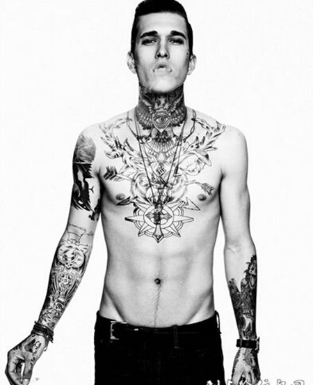 帅气潮男黑白纹身