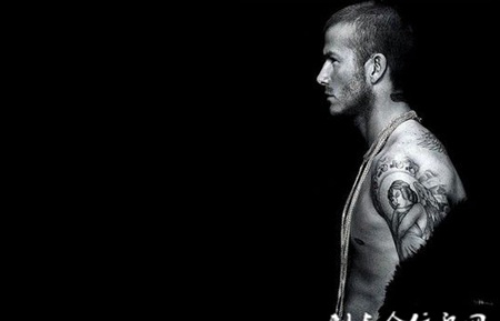 侧身酷黑帅哥纹身