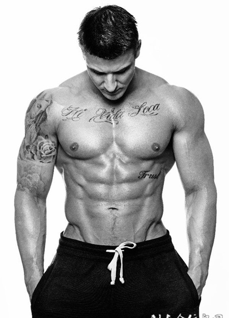 肌肉型男胸肩纹身