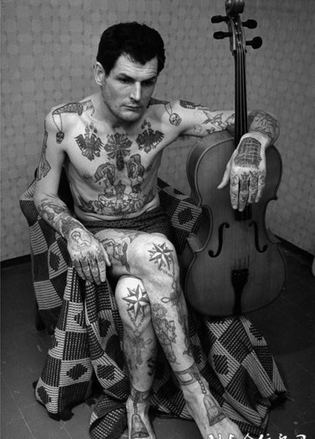 男人黑白创意纹身