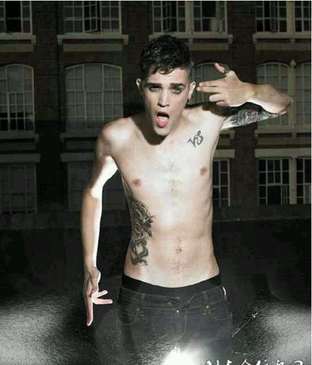 半裸男模个性纹身图案图片