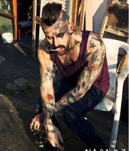 欧美型男时尚花臂纹身图片