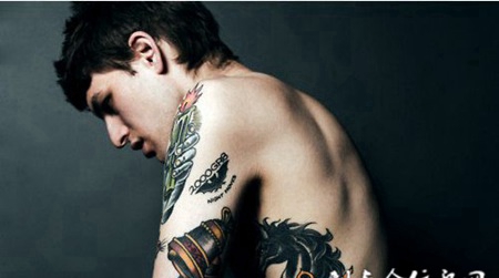 半裸帅哥彩色绘画纹身图案