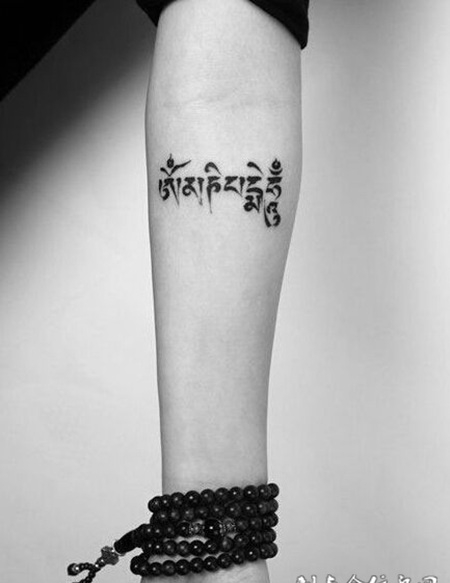 胳膊上藏文小纹身黑色图案