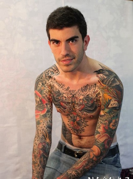 半裸男花臂个性纹身