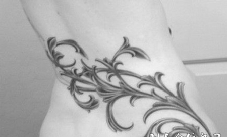 女性腰部黑色藤蔓刺青纹身图案