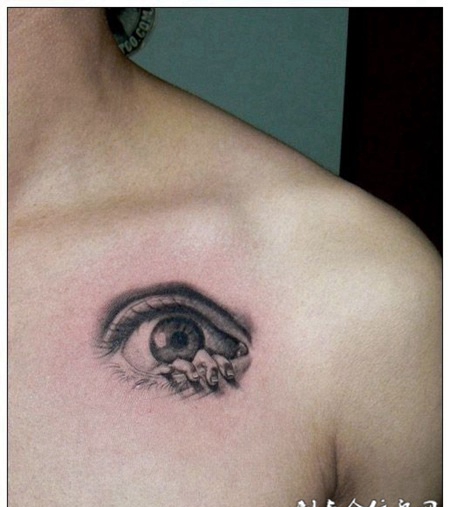 肩部好看的黑色个性眼球纹身图片