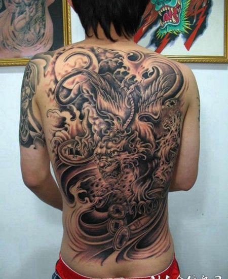 男人满背黑色貔貅霸气纹身图案