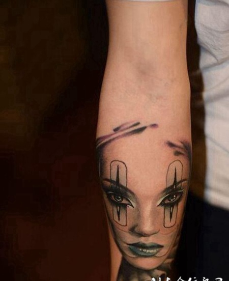 胳膊上经典小丑黑色刺青纹身图案