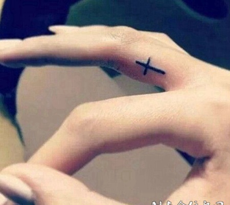手指精美小巧十字架黑白纹身图案